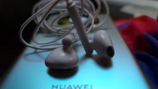 Huawei Mate 40 Pro: Acustică stereo reală, cu voci catifelate şi bas grav