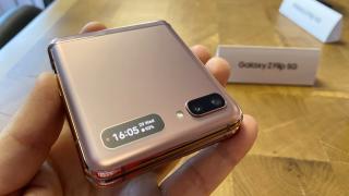 Smartphone-ul pliabil Samsung Galaxy Z Flip 5G primește actualizarea la Android 11 în Europa