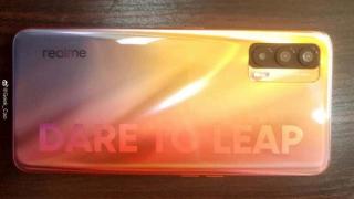 Realme Race/Koi apare în fotografii reale, cu un spate viu colorat; S-ar încărca la 125W