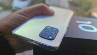 Xiaomi Mi 10 Lite 5G: Design ergonomic, plasticul şi sticla sunt bine îmbinate