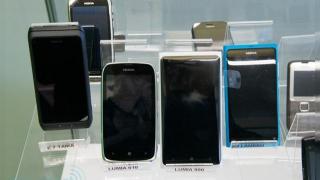 Prototipul lui Nokia Lumia 900 avea un display curbat, descoperit Într-un tur al fabricilor Nokia