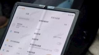 Un prototip de telefon pliabil Xiaomi a fost fotografiat în China; Pare să aibă camera selfie ascunsă sub ecran