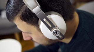 Sennheiser Momentum 3 Over-Ear Review: Design retro și sunet de top integrate într-o pereche de căști wireless cu ANC, destinate celor care caută perfecțiunea audio