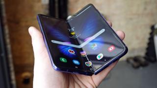Samsung distribuie actualizarea la Android 11 pe primul său telefon pliabil: Galaxy Fold