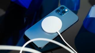 iPhone 12 poate provoca probleme cardiace celor care au pacemakere; Iată de ce
