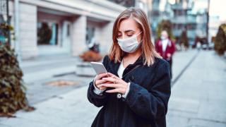 iOS 14.5 vine cu o funcție ce permite deblocarea prin Face ID chiar dacă porți mască de protecție