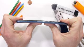 Xiaomi Mi 11 ajunge pe mâinile lui JerryRigEverything; Va rezista testului de îndoire?