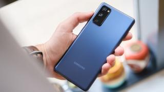 Samsung oprește actualizarea la One UI 3.1 pentru Galaxy S20 FE 5G din cauza unor probleme și bug-uri semnalate de utilizatori