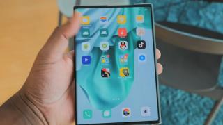 Telefonul rulabil Oppo X 2021 apare într-un nou video hands on şi ne arată care e viitorul pliabilelor
