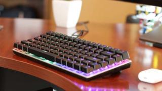 E LUNI e AMAZON: Azi vă recomandăm o tastatură mecanică compactă de gaming - Ajazz AK33 cu iluminare RGB