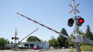 Google Maps primește o nouă funcție utilă, împrumutată de la Waze: avertizare pentru trecerea la nivel cu calea ferată