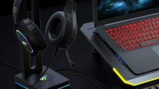 E LUNI e AMAZON: Azi vă recomandăm un suport pentru căști universal, cu lumini RGB și porturi integrate