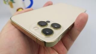 Apple iPhone 12 Pro Max: Design masiv, lucios, magnet de amprente