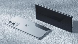 OnePlus 9 Pro se lasă admirat în randări oficiale pe nuanța Morning Mist, un argintiu cu finisaj oglindă