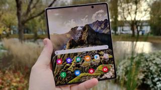 Samsung Galaxy Z Fold 3 ar putea avea "şine" ca un telefon rulabil şi să fie rezistent la apă