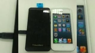 Prototip BlackBerry L Series fotografiat lângă iPhone 5... arată ca spatele său
