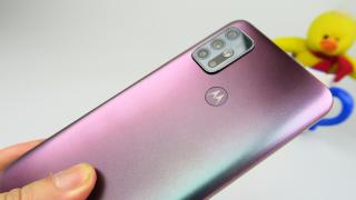 Motorola Moto G30: Design cu nuanţa uşor de recunoscut, bărbie mare, ergonomia OK