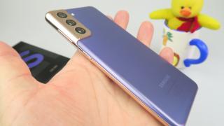 Samsung Galaxy S21 5G: Design cochet, mai ales pe Violet