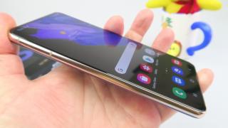 Samsung Galaxy S21 5G: Display de calitate, acum cu refresh rate adaptiv, Eye Comfort Shield