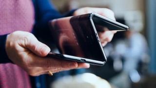 Samsung ar pregăti un smartphone dublu-pliabil care va debuta în acest an; Ar urma să aducă un raport de aspect 16:9 fiind axat pe urmărirea de conținut media