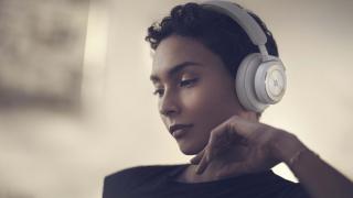 Bang & Olufsen anunță căștile wireless Beoplay HX cu ANC și autonomie impresionantă, de până la 35 de ore