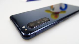 Sony Xperia 5 II: Design marcat de încăpăţânarea japoneză, îngust şi compact