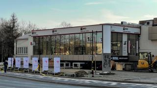 Tesla deschide prima stație de încărcare din România la Timișoara; Lucrările Supercharger station sunt aproape finalizate (video)