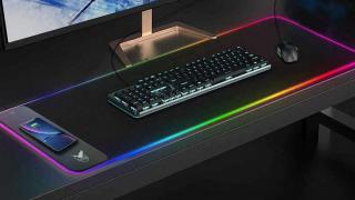 E LUNI e AMAZON: Azi vă recomandăm un mousepad de dimensiuni generoase cu iluminare RGB și încărcare wireless pentru telefoane și purtabile