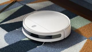 TomTop vine cu reduceri speciale pentru produsele Xiaomi Mijia: Aspirator robot și ventilator, livrate rapid din depozit european