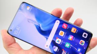 Xiaomi Mi 11: Display discret curbat, imersiv, luminos
