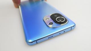 Xiaomi Mi 11: Design cu personalitate, luciu, curburi