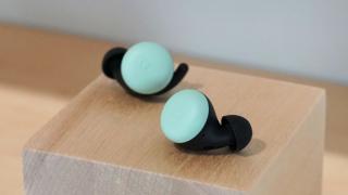 Google ar pregăti o pereche de căști true-wireless accesibile; Ar putea fi vorba despre Pixel Buds A