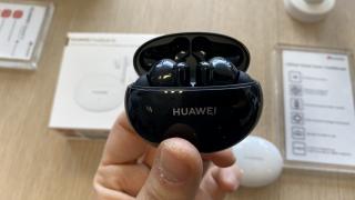Huawei FreeBuds 4i hands on şi primele impresii: căşti cu ANC, autonomie generoasă + ofertă cu Huawei Band 4 cadou
