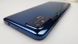 Motorola Moto G9 Plus: Design masiv, dar cumva manevrabil