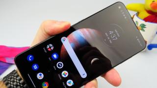 Motorola Moto G9 Plus: Display mare, dar bun mai degrabă la interior