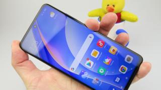 Xiaomi Mi 10T Lite: Display cu refresh rate generos, bărbie mare