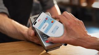 Poţi plăti cu telefonul Huawei via NFC prin aplicaţia Edenred Pay, care suportă şi plăți cu tichete cadou