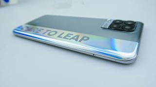 Realme 8: Design Cyber Silver, cu influenţe din lumea auto şi a gaming-ului