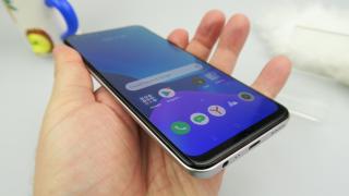 Realme 8: Display excelent în bătaia soarelui de primăvară