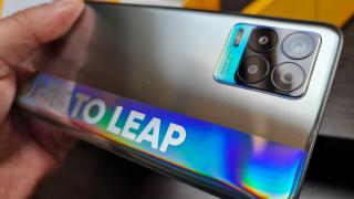 Realme 8 Unboxing: telefon de gaming sub 1000 lei, cu spate Cyber Silver fascinant (Video)