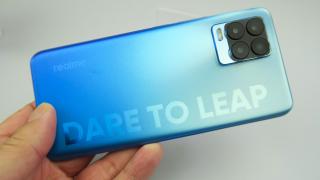 Realme 8 Pro: Design manevrabil, comod, uşor