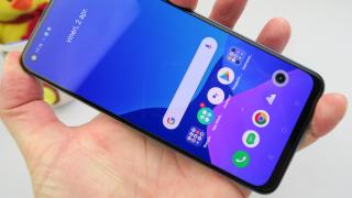 Realme 8 Pro: Display Super AMOLED luminos şi destul de imersiv