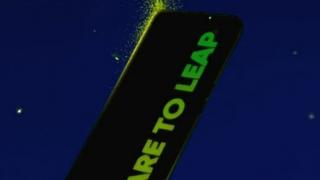 Realme Q3 va sosi cu un spate fosforescent, cu logo luminos la întuneric, dotări de top (Teaser)
