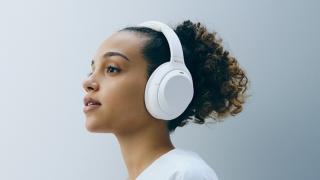 Căștile wireless Sony WH-1000XM4 primesc o variantă nouă de culoare, în ediție limitată; Modelul Silent White este aici