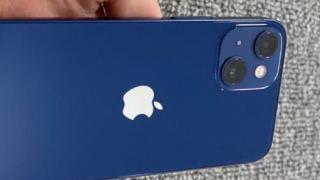 Un prototip de iPhone 13 Mini apare într-o primă fotografie hands-on; Camerele din spate sunt poziționate pe diagonală și au lentile mai mari