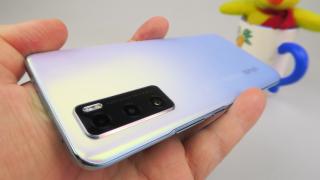 Vivo Y70: Design-ul polimeric 3D este simplu şi familiar