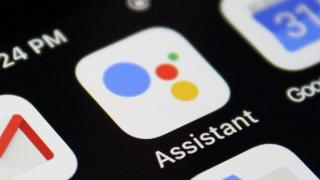 Telefoanele Android ar putea permite interacțiunea cu Google Assistant fără a rosti comanda vocală "Hey Google" de fiecare dată, în unele scenarii