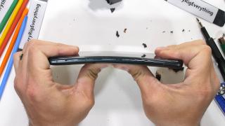 Xiaomi Black Shark 4 este cel mai rezistent telefon de gaming din acest an; Smartphone-ul trece testul de durabilitate a lui JerryRigEverything