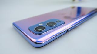 OnePlus 9: Design familiar, nuanţa liliachie romantică, construcţie solidă