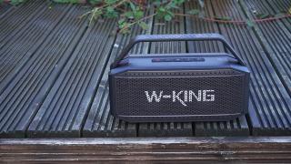 E LUNI e AMAZON: Azi vă recomandăm boxa portabilă W-KING D9 cu NFC, rezistență la apă IPX6 și autonomie de 40 de ore